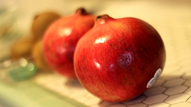 how to eat pomegranate